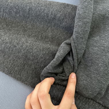 Felpa grigia con pantaloni da jogging