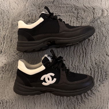 Schwarze Chanel Sneakers
