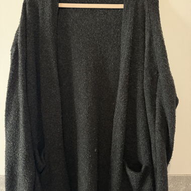 Graue Strick-Cardigan
