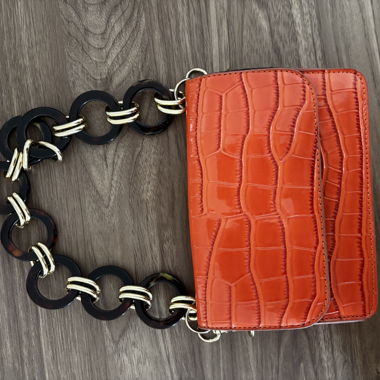 Mini borsa arancione con tracolla a catena