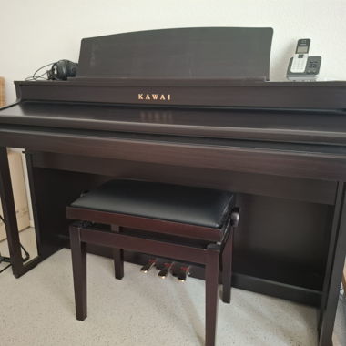 Piano digitale Kawai CA49 con supporto e cuffie
