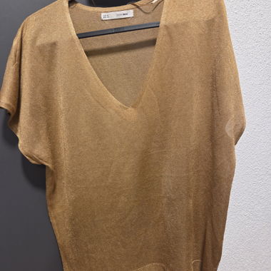 Goldfarbenes Strickshirt