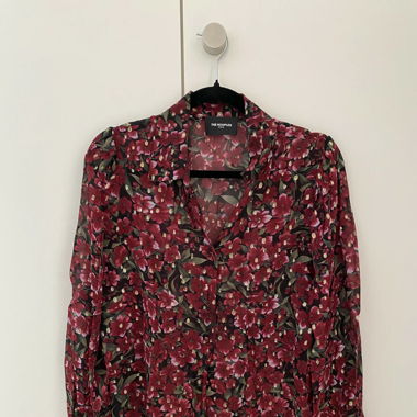 Dunkelrote Bluse