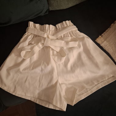 Short bianco vita alta con cintura