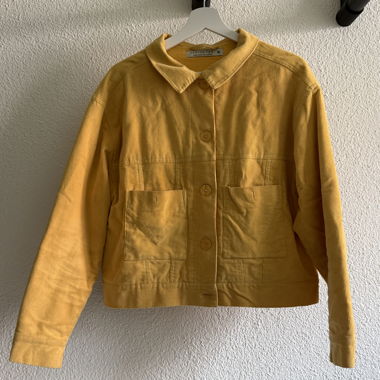 Veste en velours côtelé jaune avec poches
