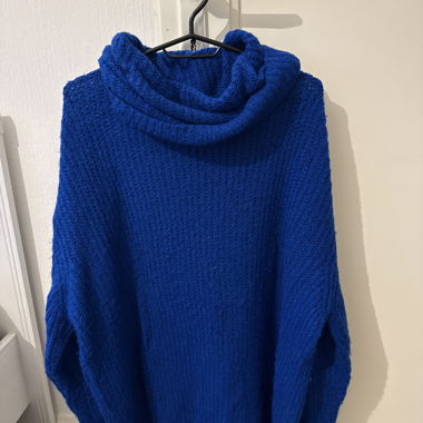Maglione oversize a collo alto in maglia blu