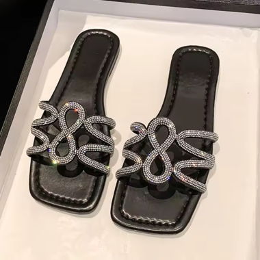 Sandale avec cristaux complètement neuve 39