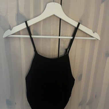 Schwarzes Trägertop mit Crisscross hinten 