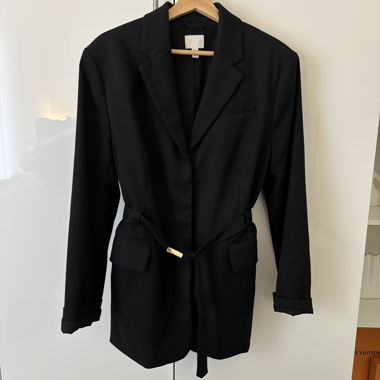 Schwarzer taillierter Blazer