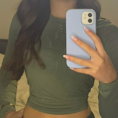 Green long-sleeve crop top