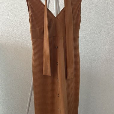 Abito midi marrone con abbottonatura