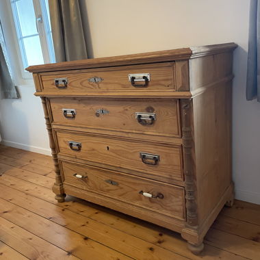 Country-style chest of drawers