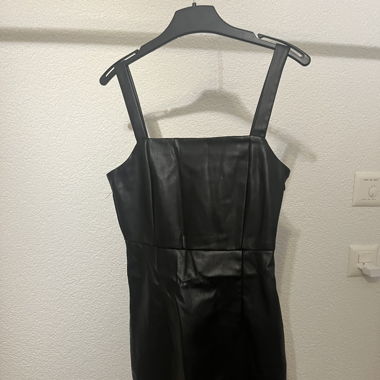 Mini-robe noire en simili cuir - Look tendance