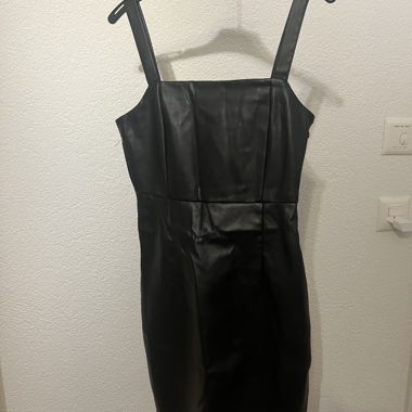 Mini-robe noire en simili cuir - Look tendance