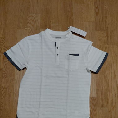 T-shirt mit Knöpfe