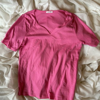 Top rosa con scollo a V e maniche corte