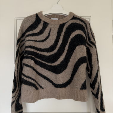 Textured Pattern Knit Sweater – Beige & Black