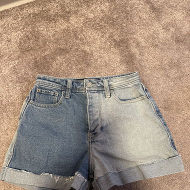 Kurze Jeanshose