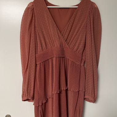 Rosafarbenes Plissee-Kleid
