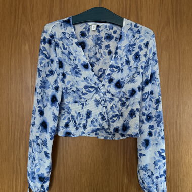 Geblümte Crop-Bluse mit langen Ärmeln