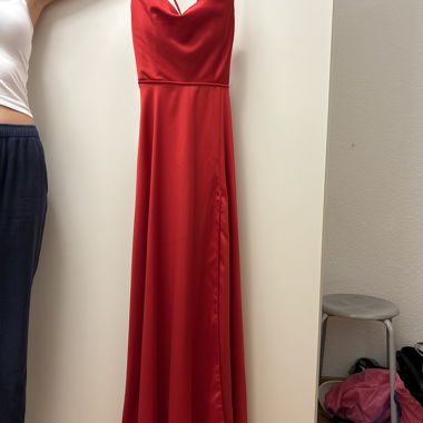 Rotes Satin-Abendkleid