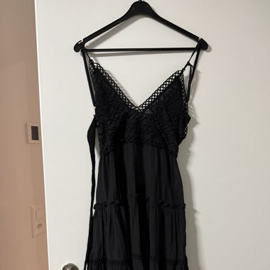 Schwarzes Kleid