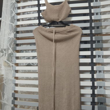 Beiges Strick-Set aus Top und Kleid