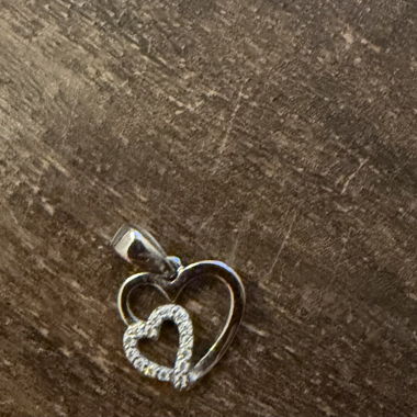 Pendentif en forme de cœur avec petites pierres en argent