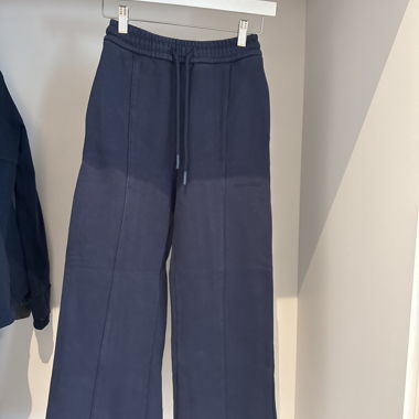 jogginghose grad geschnitten 