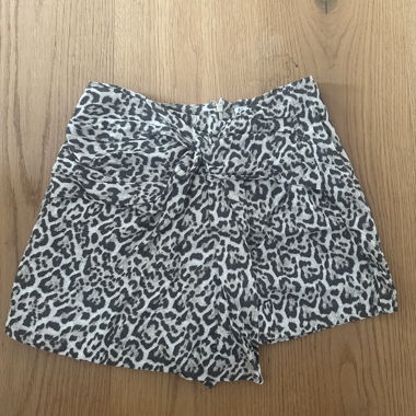 Shorts con stampa leopardata