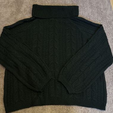 Pull à col roulé à motif torsadé vert foncé