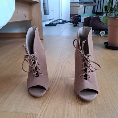 Open toes boots