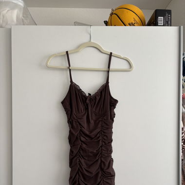 Braunes kurzes Kleid