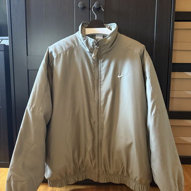 Solo Swoosh Satin-Bomber Nike