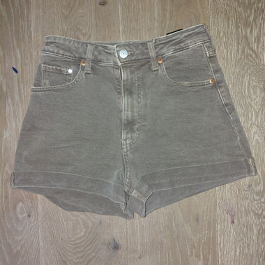 Shorts in jeans