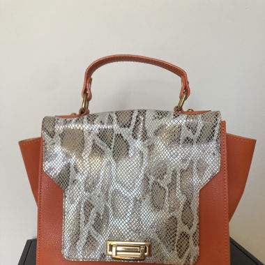 Sac orange avec motif serpent
