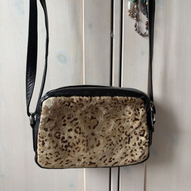 Schultertasche mit Leopardenmuster
