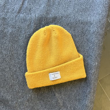 Bonnet côtelé en maille jaune