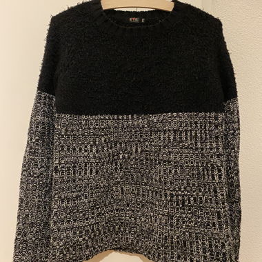Zweifarbiger Strickpullover