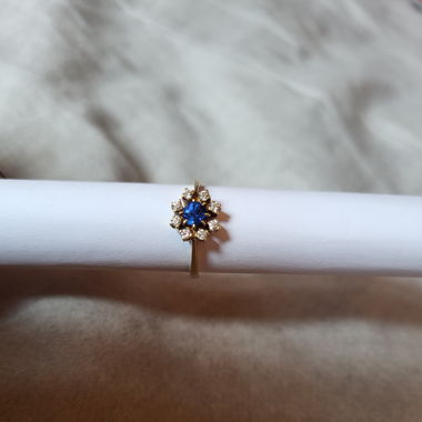 18K Gold Ring with Diamonds and Sapphire