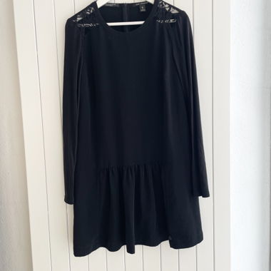 Vestito con pizzo nella zona delle spalle