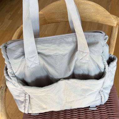 Graue Tasche mit viel Stauraum