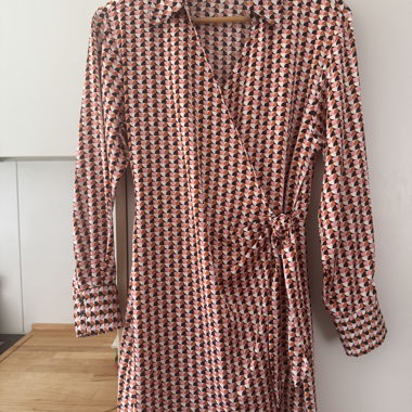 Gemustertes Satin-Wickelhemdkleid