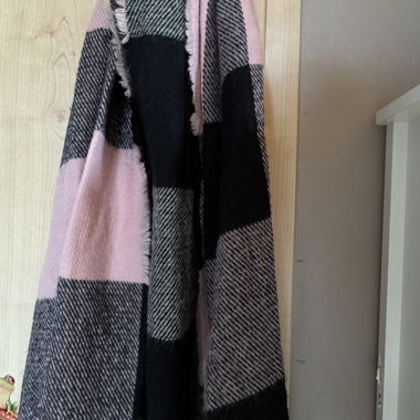 Écharpe en laine à carreaux rose/noir