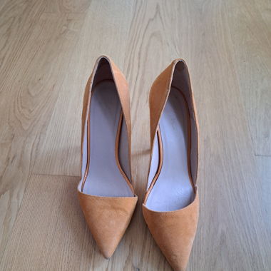 Peach suede pump