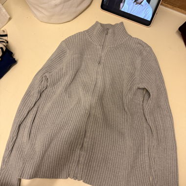 Veste en maille grise avec fermeture éclair