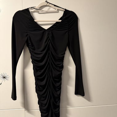 Robe noire froncée