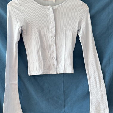 T-shirt cropped à manches longues bleu baby avec patte de boutonnage