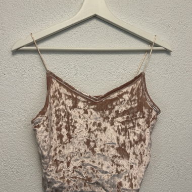 Top en velours rose à bretelles