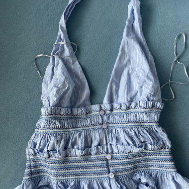 Top con volant blu chiaro